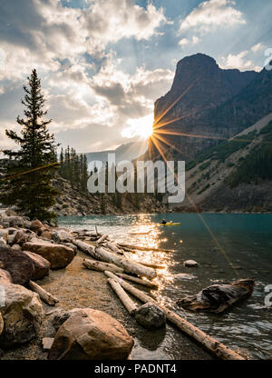 Sunrise con acque turchesi del Lago Moraine con il peccato accesa montagne rocciose nel Parco Nazionale di Banff del Canada nella Valle dei dieci picchi. Foto Stock