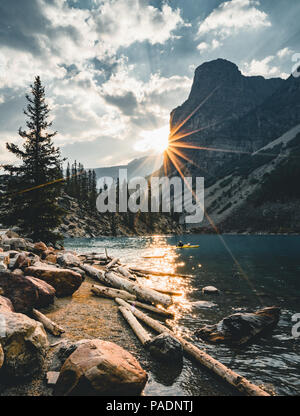 Sunrise con acque turchesi del Lago Moraine con il peccato accesa montagne rocciose nel Parco Nazionale di Banff del Canada nella Valle dei dieci picchi. Foto Stock