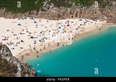 Vacanze estive, porthcurno Beach, Cornwall, Inghilterra, Regno Unito. Foto Stock