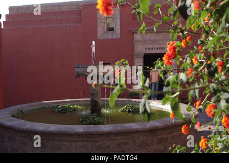 Monastero di Santa Caterina spagnolo: Santa Catalina in Arequipa Perù, è monastero di suore Domincan di secondo ordine è stato costruito nel 1580. Foto Stock