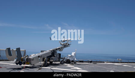 180719-N-CE622-0298 OCEANO ATLANTICO (19 luglio 2018) UNA MK 4 launcher lancia la scansione Eagle drone a bordo del Expeditionary trasporto veloce nave USNS Spearhead (T-EPF 1). Punta di diamante è in mare la preparazione per il supporto del sud della stazione di partenariato. A sud della stazione di partenariato è un U.S. Comando sud-sponsorizzato e U.S. Forze Navali Comando meridionale/STATI UNITI 4a flotta-condotto di distribuzione annuale incentrato su un esperto in materia di scambi e di costruire la capacità del partner in una varietà di discipline come la medicina, la costruzione e le operazioni di immersione nei Caraibi, Centro e Sud Ame Foto Stock