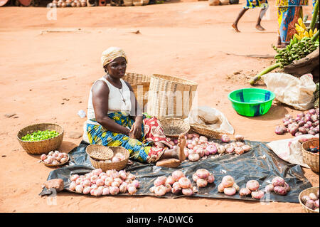 PORTO-Novo, BENIN - Mar 9, 2012: Non identificato donna Beninese vende aglio al mercato locale. Popolo del Benin soffrono di povertà a causa della difficile Foto Stock