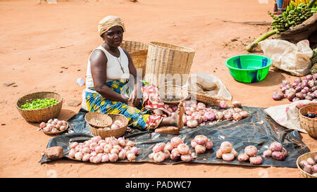 PORTO-Novo, BENIN - Mar 9, 2012: Non identificato donna Beninese vende aglio al mercato locale. Popolo del Benin soffrono di povertà a causa della difficile Foto Stock