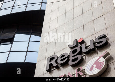 Belgrado, Serbia - luglio 9, 2018: il Logo di Regus nel loro ufficio principale a Belgrado. Attualmente rinominato come IWG, Regus è una società multinazionale che Foto Stock