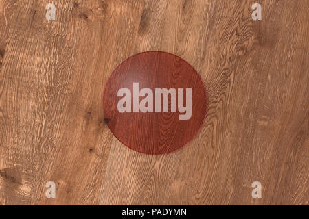 Round rosso trasparente coaster su uno sfondo di legno. 3d illustrazione Foto Stock