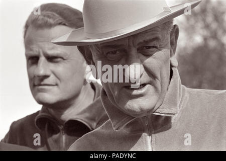 Il presidente Lyndon B. Johnson e Billy Graham a LBJ Ranch vicino a Stonewall, Texas, il 21 novembre 1965. Foto Stock