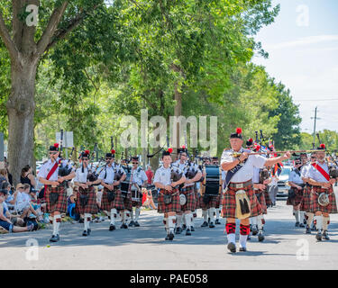 L'Uxbridge Royal Canadian Legion Pifferi e Tamburi Band marche in la quarantunesima edizione annuale Festival scozzese in Orillia Ontario in Canada. Foto Stock