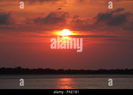 Tramonto sulla baia di Barnegat, Barnegat Light, Long Beach Island (LBI), New Jersey (NJ) Foto Stock