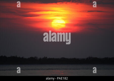 Tramonto sulla baia di Barnegat, Barnegat Light, Long Beach Island (LBI), New Jersey (NJ) Foto Stock