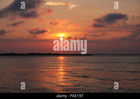 Tramonto sulla baia di Barnegat, Barnegat Light, Long Beach Island (LBI), New Jersey (NJ) Foto Stock