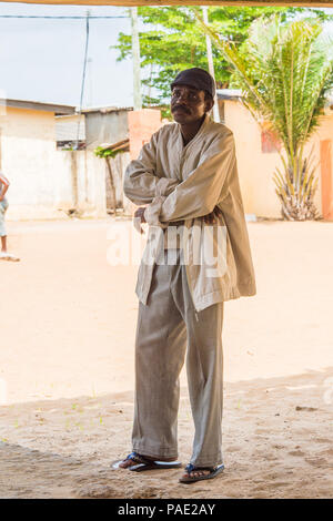 A Lomé, Togo - Mar 9, 2013: Non identificato uomo Togolese rimane all'esterno. Popolo del Togo soffrono di povertà a causa delle condizioni economiche instabili. Foto Stock