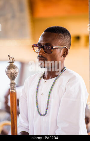 A Lomé, Togo - Mar 9, 2013: Non identificato uomo togolesi che indossano occhiali. Popolo del Togo soffrono di povertà a causa delle condizioni economiche instabili. Foto Stock