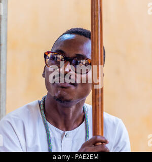 A Lomé, Togo - Mar 9, 2013: Non identificato uomo togolesi che indossano occhiali. Popolo del Togo soffrono di povertà a causa delle condizioni economiche instabili. Foto Stock