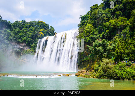 Cina Guizhou Huangguoshu cascata in estate. Uno dei più grandi cascate in Cina e Asia orientale, classificati come AAAAA scenic area dalla Cina Turismo Foto Stock