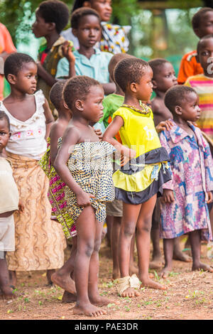 KARA, TOGO - Mar 9, 2013: togolesi non identificato ragazza in un abito di orologi di musica locale show. Persone in Togo soffrono di povertà a causa di instabilità di eco Foto Stock
