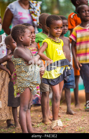 KARA, TOGO - Mar 9, 2013: togolesi non identificato ragazza in un abito di orologi di musica locale show. Persone in Togo soffrono di povertà a causa di instabilità di eco Foto Stock