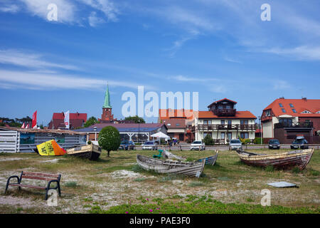 Città Kuznica sulla penisola di Hel in Polonia, vecchie barche da pesca sul terreno Foto Stock