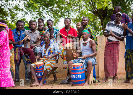 KARA, TOGO - Mar 9, 2013: Non identificato locale Togolese musicisti suonano per le persone intorno a. Persone in Togo soffrono di povertà a causa della instabilità econi Foto Stock