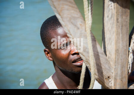 BANJUL (GAMBIA - Mar 14, 2013: Ritratto di un misterioso uomo gambiana in Gambia, Mar 14, 2013. Popolo del Gambia soffrono di povertà a causa della instabilità Foto Stock