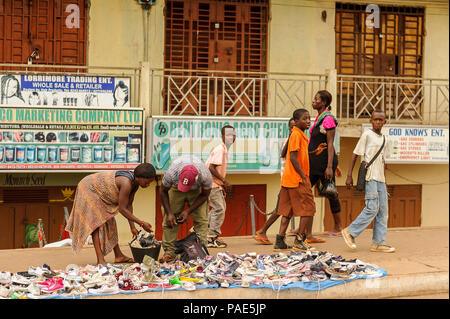 ACCRA, GHANA - 4 Marzo 2012: in Ghana non identificato la donna lavora al mercato in Ghana. Popolo del Ghana soffrono di povertà a causa della instabilità economica Foto Stock