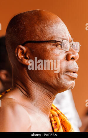 ACCRA, GHANA - 4 Marzo 2012: in Ghana non identificato uomo ritratto in Ghana. Popolo del Ghana soffrono di povertà a causa delle condizioni economiche instabili Foto Stock