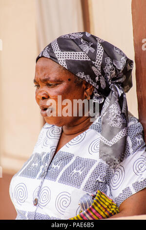 ACCRA, GHANA - 4 Marzo 2012: Unidentified ghanese ritratto di donna in Ghana. Popolo del Ghana soffrono di povertà a causa delle condizioni economiche instabili Foto Stock