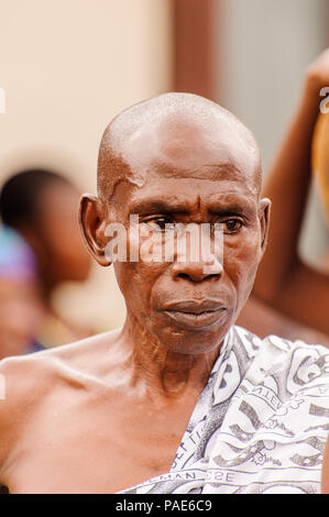 ACCRA, GHANA - 4 Marzo 2012: in Ghana non identificato uomo ritratto in Ghana. Popolo del Ghana soffrono di povertà a causa delle condizioni economiche instabili Foto Stock