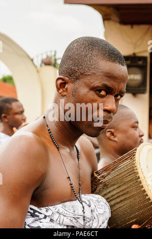ACCRA, GHANA - 4 Marzo 2012: in Ghana non identificato uomo ritratto in Ghana. Popolo del Ghana soffrono di povertà a causa delle condizioni economiche instabili Foto Stock
