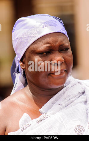 ACCRA, GHANA - 4 Marzo 2012: Unidentified ghanese ritratto di donna in Ghana. Popolo del Ghana soffrono di povertà a causa delle condizioni economiche instabili Foto Stock