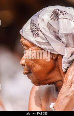 ACCRA, GHANA - 4 Marzo 2012: Unidentified ghanese ritratto di donna in Ghana. Popolo del Ghana soffrono di povertà a causa delle condizioni economiche instabili Foto Stock