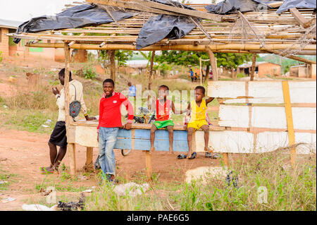 ACCRA, GHANA - 4 Marzo 2012: Non identificato bambini ghanesi sorriso per la telecamera in strada in Ghana. Popolo del Ghana soffrono di povertà a causa della Foto Stock