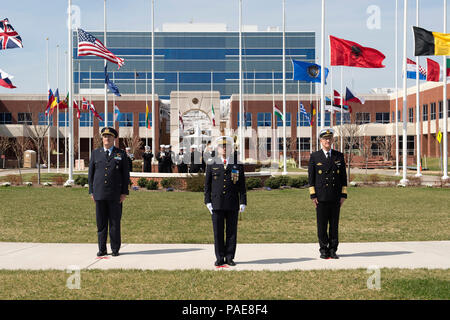 160324-N-AD372-088 Norfolk, Virginia- Forza Aerea Italiana generale Mirco Zuliani, Comandante supremo alleato per la trasformazione generale Denis Mercier e tedesco Forze Armate Admiral Manfred Nielson condurre un cambiamento di cerimonia di responsabilità presso la sede Comandante supremo alleato per la trasformazione, 24 marzo. Durante la cerimonia della firma, Admiral Nielson è stato introdotto come incoming vice Comandante supremo alleato. Admiral Nielson arriva al Comando alleato per la trasformazione dopo aver servito come comandante di assistenza congiunta del comando di servizio delle forze armate della Repubblica federale di Germania. Admiral Nielson segue generale Zuliani che Foto Stock