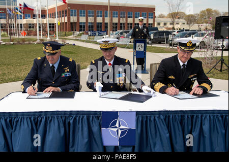 160324-N-AD372-159 Norfolk, Virginia - Esercito tedesco Manfred Nielson segni un certificato durante un cambio di responsabilità cerimonia al quartier generale Comandante supremo alleato per la trasformazione, 24 marzo. Durante la cerimonia della firma guidato dal Comandante supremo alleato per la trasformazione generale Denis Mercier, Admiral Nielson è stato introdotto come incoming vice Comandante supremo alleato. Admiral Nielson arriva al Comando alleato per la trasformazione dopo aver servito come comandante di assistenza congiunta del comando di servizio delle forze armate della Repubblica federale di Germania. Admiral Nielson segue generale Zuliani che tornerà in Italia e ritiro Foto Stock