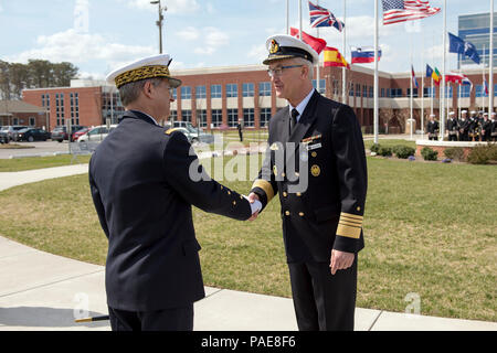 160324-N-AD372-187 Norfolk, Virginia - Esercito Tedesco Admiral Manfred Nielson scuote le mani con il Comandante supremo alleato per la trasformazione generale Denis Mercier durante un cambio di responsabilità cerimonia tenutasi presso la sede Comandante supremo alleato per la trasformazione, 24 marzo. Durante la cerimonia della firma, Admiral Nielson è stato introdotto come incoming vice Comandante supremo alleato. Admiral Nielson arriva al Comando alleato per la trasformazione dopo aver servito come comandante di assistenza congiunta del comando di servizio delle forze armate della Repubblica federale di Germania. Admiral Nielson segue generale Mirco Zuliani che tornerà in Italia Foto Stock