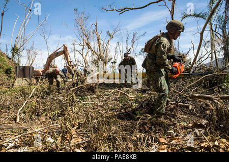 170925-M-CA957-0014 CEIBA, Puerto Rico (sett. 25, 2017) DEGLI STATI UNITI Marines assegnato al battaglione di team di atterraggio, 2° Battaglione, 6° Reggimento Marini, 26 Marine Expeditionary Unit (ventiseiesima MEU), condotta rotta operazioni di compensazione con i marinai della marina militare e civili locali per facilitare gli interventi di soccorso per le vittime dell uragano Maria in Ceiba, Puerto Rico, Sett. 25, 2017. Il Dipartimento della difesa è di sostenere la Federal Emergency Management Agency, il piombo agenzia federale, per aiutare le persone colpite dall'uragano Maria per ridurre al minimo la sofferenza ed è un componente del complessivo intero-di-risposta del governo sforzo. Foto Stock