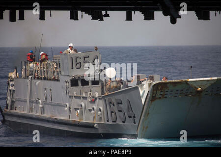 170927-M-IZ659-0024 MAR DEI CARAIBI (sett. 27, 2017) DEGLI STATI UNITI Marines assegnato al XXVI Marine Expeditionary Unit (ventiseiesima MEU), E DEGLI STATI UNITI I marinai della marina militare assegnato a Expeditionary Strike Group (ESG) 2, si dipartono i assalto anfibio nave USS Kearsarge (LHD 3) a bordo Landing Craft, Utility 1654 per supportare uragano Maria gli interventi di soccorso in mare dei Caraibi, Sett. 27, 2017. Il Dipartimento della difesa è di sostenere la Federal Emergency Management Agency, il piombo agenzia federale, per aiutare le persone colpite dall'uragano Maria per ridurre al minimo la sofferenza ed è un componente del complessivo intero-di-governo respo Foto Stock