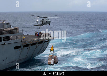 Mar dei Caraibi (sett. 28, 2017) di pallet di materiali di consumo sono trasferiti dal combattimento veloce nave appoggio USNS alimentazione (T-AOE 6) all'assalto anfibio nave USS Kearsarge (LHD 3) durante un rifornimento in mare per la continuazione delle operazioni in Puerto Rico. Kearsarge è assistere con i soccorsi dopo il passaggio dell uragano Maria. Il Dipartimento della difesa è di sostenere la Federal Emergency Management Agency, il piombo agenzia federale, per aiutare le persone colpite dall'uragano Maria per ridurre al minimo la sofferenza ed è un componente del complessivo intero-di-risposta del governo sforzo. Foto Stock