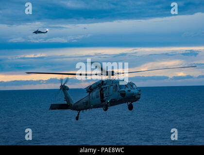 Mar dei Caraibi (sett. 28, 2017) Due MH-60S Sea Hawk elicotteri attaccata al mare in elicottero Combat Squadron (HSC) 22 terra sul ponte di volo dell'assalto anfibio nave USS Wasp (LHD 1) a seguito di una ricerca e la missione di salvataggio di un aeromobile privato durante sforzo umanitario seguendo l'approdo di uragano Maria su l'isola di Dominica. Il Dipartimento della difesa è di sostenere gli Stati Uniti Agenzia per lo Sviluppo Internazionale (USAID), il piombo agenzia federale, per aiutare le persone colpite dall'uragano Maria per ridurre al minimo la sofferenza ed è un componente del complessivo intero-di-governm Foto Stock