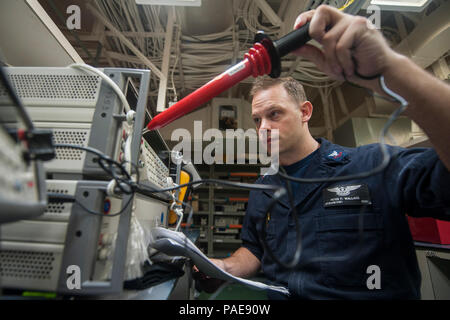 5TH FLOTTA AREA DI OPERAZIONI (ott. 11, 2017) Aviation Electronics Tecnico 2a classe Peter Wallace, da Webster, Massachusetts, assegnato all'aeromobile intermedio reparto di manutenzione a bordo dell'assalto anfibio nave USS America (LHA 6), calibra marcia elettronico nella nave la taratura shop. L'America è l'ammiraglia per l'America anfibio gruppo pronto e, con l'avviato xv Marine Expeditionary Unit, è distribuito negli Stati Uniti Quinta Flotta area di operazioni a sostegno della sicurezza marittima operazioni per rassicurare gli alleati e partner e preservare la libertà di navigazione e la libera flo Foto Stock