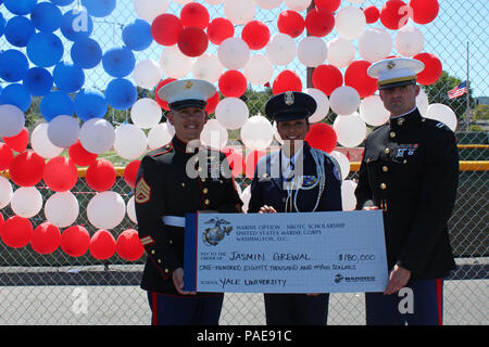 Il personale Sgt. Giuseppe Colby, sinistro e il cap. Jeffrey Newman riconoscere Jasmin Grewal, centro di senior presso il Royal High School di Simi Valley, California, per accettare la selettiva U.S. Marine Corps riserva navale addestramento ufficiali Corps (NROTC) borsa di studio durante una presentazione presso la scuola superiore, 24 marzo 2016. Grewal, ha vinto la borsa di studio basato sul suo impegno in e fuori dall'aula, alla comunità, capacità di leadership e di benessere fisico e i piani di frequentare l'Università di Yale. (U.S. Marine Corps photo by Staff Sgt. Alicia R. leader/rilasciato) Foto Stock