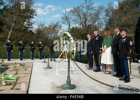 Da sinistra, sotto segretario dell'esercito degli Stati Uniti Patrick Murphy, vice comandante generale 1a delle forze speciali il comando (Airborne) Brig. Gen. E. Giovanni Deedrick Jr., Pres. John F. Kennedy pronipote Alexandra Pender, JFK il nipote di William Kennedy Smith e la terza delle forze speciali Gruppo (Airborne) Command Sgt. Il Mag. Bruce W. Holmes prendere parte in una corona recante cerimonia presso il recinto di JFK in Al Cimitero Nazionale di Arlington, Ottobre 19, 2016 in Arlington, Virginia Kennedy ha contribuito notevolmente alla Forze Speciali, comprese che autorizza il "Green Beret" come il copricapo ufficiale per tutti gli Stati Uniti Esercito specia Foto Stock