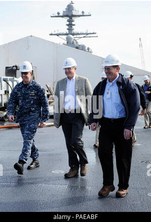 NEWPORT NEWS, Va. (Mar. 25, 2016) -- sost. Mike Conaway del Texas tours il ponte di volo di unità Pre-Commissioning Gerald Ford (CVN 78) durante una visita alla nave. Ford è attualmente in costruzione a Huntington Ingalls Newport News la costruzione navale. (U.S. Foto di Marina di Massa Specialista comunicazione marinaio Cathrine Mae O. Campbell/RILASCIATO) (Questa immagine è stata modificata per motivi di sicurezza da una sfocatura fuori i badge di sicurezza) Foto Stock