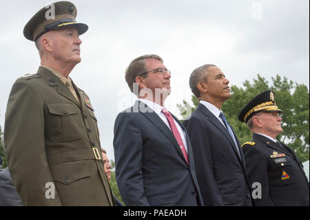 Il presidente Barack Obama il Segretario della Difesa, ceneri Carter e Marine gen. Joseph F. Dunford Jr, XIX presidente del Comune di capi di Stato Maggiore, in corrispondenza della variazione di responsabilità cerimonia con il diciottesimo presidente del Comune di capi di Stato Maggiore dell Esercito gen. Martin E. Dempsey, sul campo Summerall, Base comune Myer-Henderson Hall, Arlington, Virginia sett. 25, 2015 Foto Stock