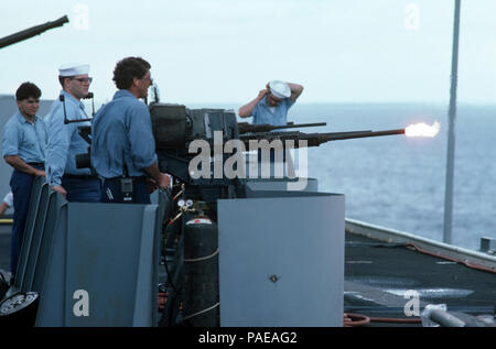 I membri di un effetti speciali equipaggio fuoco un marchio 4 20 mm anti-aerei pistola installato a bordo la formazione della portaerei USS Lexington (AVT 16) durante le riprese di ABC-TV movie "Guerra e ricordo. Foto Stock