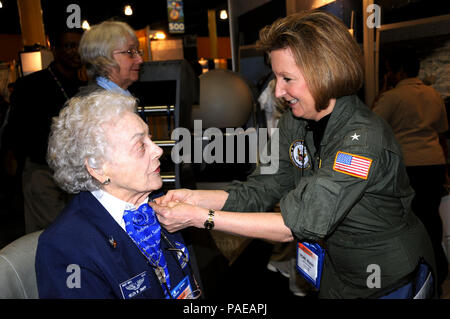 Helen Snapp, una guerra mondiale II Donna Air Force Service pilota, riceve una marina il perno dalla parte posteriore Adm. Robin Braun, direttore della forza totale Management presso la ventunesima edizione Donne in aviazione Conferenza Internazionale di Orlando. Foto Stock