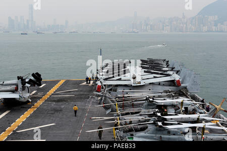 160325-N-GV721-054 HONG KONG (25 marzo 2016) Amphibious Assault nave USS Boxer (LHD 4) prende il via da Hong Kong. Il Boxer anfibio gruppo pronto, xiii Marine Expeditionary Unit team partì di Hong Kong dopo la loro prima visita porta poiché uscire a San Diego per la distribuzione Febbraio 12. Mentre in porto i marinai e Marines hanno avuto la possibilità di godersi la cultura e la cucina locali, hanno partecipato a tour organizzati, e ha partecipato a scambi culturali ed eventi sportivi con gruppi locali. (U.S. Foto di Marina di Massa lo specialista di comunicazione 2a classe Brian Caracci/rilasciato) Foto Stock