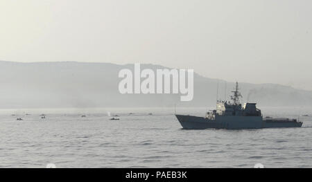 Spagnolo classe Serviola nave pattuglia Atalaya pattuglia le acque al largo della costa della Spagna come assalto anfibio veicoli, ha recentemente lanciato dal dock anfibio sbarco nave USS Whidbey Island, trasportare Marines dal avviato 22 Marine Expeditionary Unit a terra per prendere parte a un esercizio internazionale. Il Whidbey Island è distribuito come parte di Bataan anfibio gruppo pronto, partecipando in spagnolo sbarco anfibio esercizio al largo della costa della Spagna. ( Foto Stock