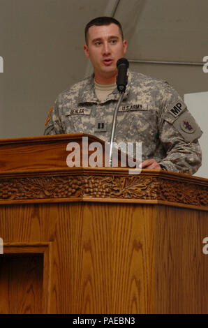 GUANTANAMO BAY, società Cuba-Outgoing Commander, Cap. Kevin Behler, del 193rd Polizia Militare azienda attaccata alla Joint Task Force Guantanamo, risolve una folla durante un cambiamento di cerimonia di comando qui il 14 agosto 2008. JTF Guantanamo conduce al sicuro e di assistenza umana e la custodia dei detenuti combattenti ostili. La JTF conduce operazioni di interrogazione per raccogliere intelligence strategica a sostegno della guerra globale al terrorismo e sostiene l'applicazione della legge e i crimini di guerra di indagini. JTF Guantanamo si è impegnato per la sicurezza e la sicurezza del servizio americano di membri e i civili che lavorano all'interno ho Foto Stock