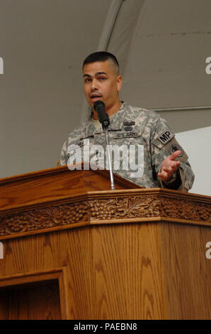 GUANTANAMO BAY, società Cuba-Incoming Commander, Cap. Pedro Vazquez, del 193rd Polizia Militare azienda attaccata alla Joint Task Force Guantanamo, risolve una folla durante un cambiamento di cerimonia di comando qui il 14 agosto 2008. JTF Guantanamo conduce al sicuro e di assistenza umana e la custodia dei detenuti combattenti ostili. La JTF conduce operazioni di interrogazione per raccogliere intelligence strategica a sostegno della guerra globale al terrorismo e sostiene l'applicazione della legge e i crimini di guerra di indagini. JTF Guantanamo si è impegnato per la sicurezza e la sicurezza del servizio americano di membri e i civili che lavorano all'interno Foto Stock