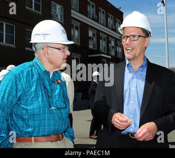 Bagno, Maine -- 5/27/15 -- STATI UNITI Segretario di lavoro, Thomas Perez colloqui con Bath Iron Works Presidente, Fred Harris, a Bath Iron Works mercoledì. Perez ha visitato BIW e il Cantiere Navale di Portsmouth in Kittery con U.S. Il senatore Susan Collins (R-Maine) per promuovere i partenariati tra privato e pubblico sui posti di tirocinio nell'industria marittima. Foto Stock